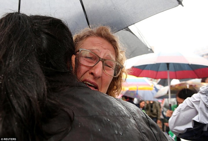 Mưa và nước mắt tuôn rơi trong tang lễ các cầu thủ Brazil tử nạn ảnh 3