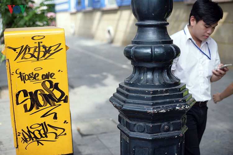 Báo động tình trạng “bôi bẩn” phố phường Hà Nội ảnh 1