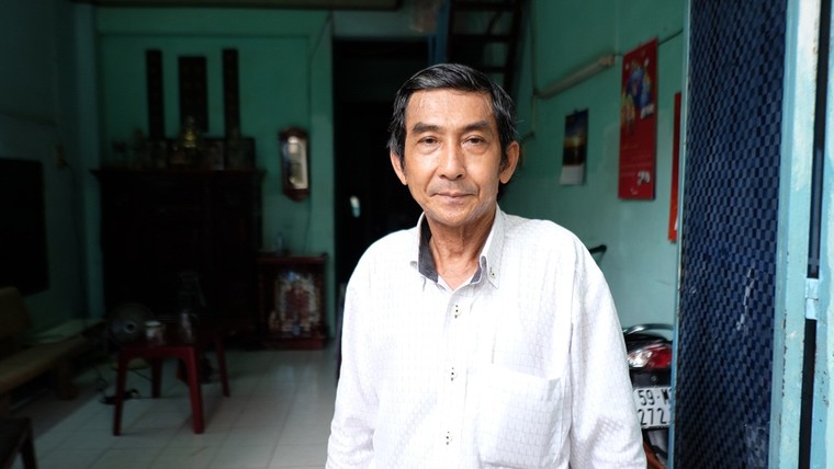 Một người lính, 2 màu áo ảnh 2