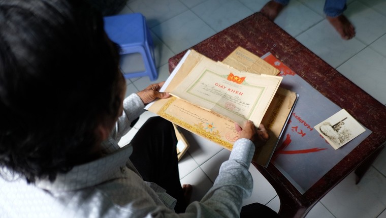 Một người lính, 2 màu áo ảnh 1