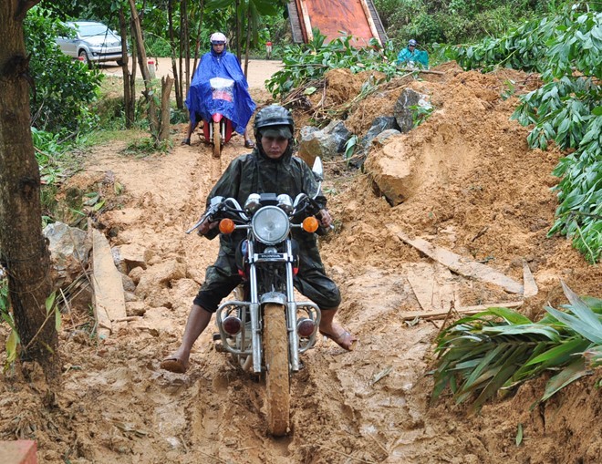 Hàng chục người khiêng sản phụ băng rừng đi cấp cứu ảnh 1