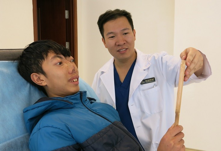 Giáo sư Mỹ 4 lần trở lại Việt Nam vì cậu bé “không có mặt” ảnh 2