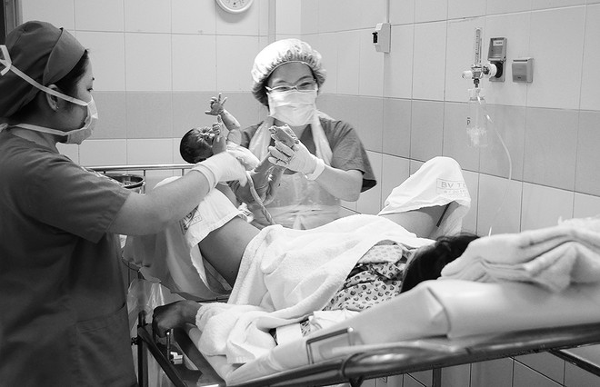 Những em bé chào đời trong thời khắc giao thừa 2017 ảnh 3