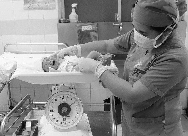 Những em bé chào đời trong thời khắc giao thừa 2017 ảnh 8