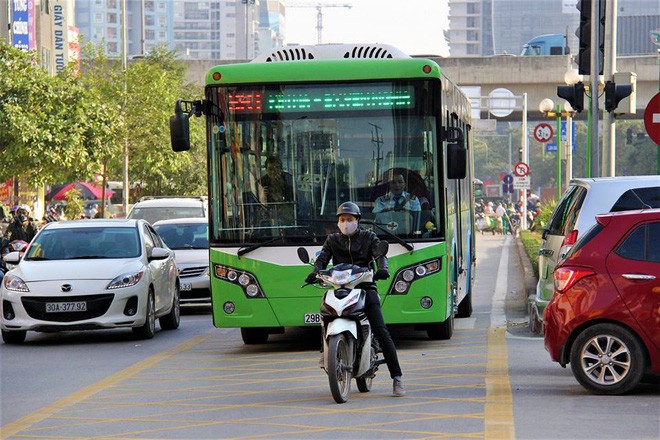 Xe máy “dẫn đường” buýt nhanh BRT, ôtô ít vi phạm làn đường riêng ảnh 1