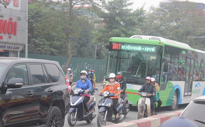 Xe máy “dẫn đường” buýt nhanh BRT, ôtô ít vi phạm làn đường riêng ảnh 2