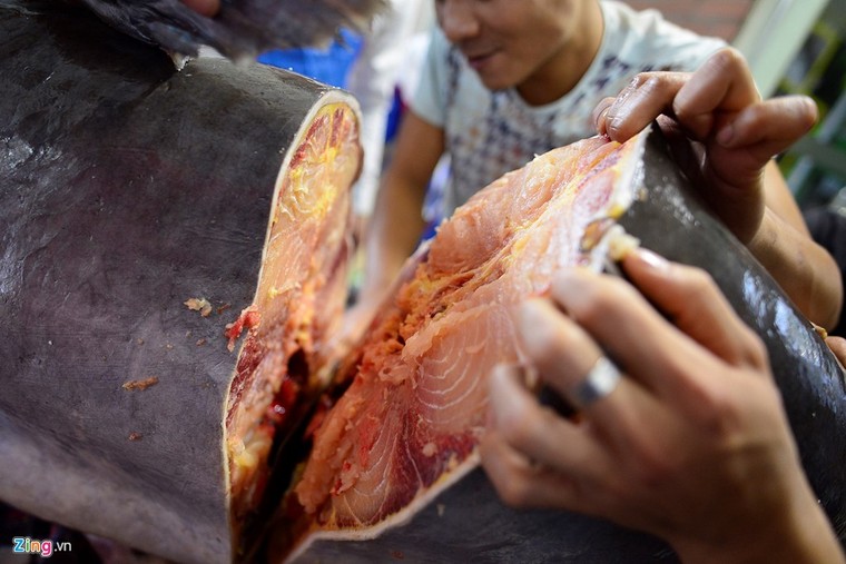 Cá tra dầu 'bay' 1.500km về Thủ đô, giá 1 triệu đồng mỗi kilogam ảnh 5