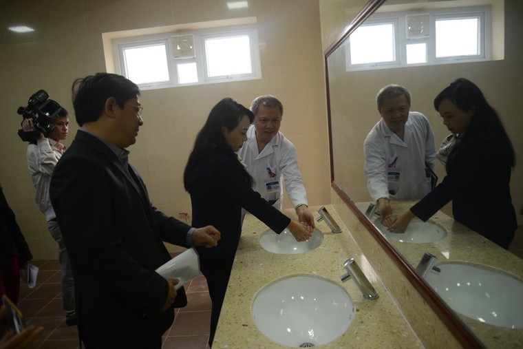 Bệnh viện E tiên phong xây dựng nhà vệ sinh hiện đại cho bệnh nhân ảnh 1