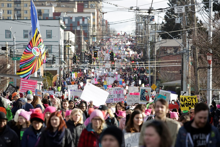 Hàng trăm nghìn người tham gia đại biểu tình phản đối Trump ảnh 12