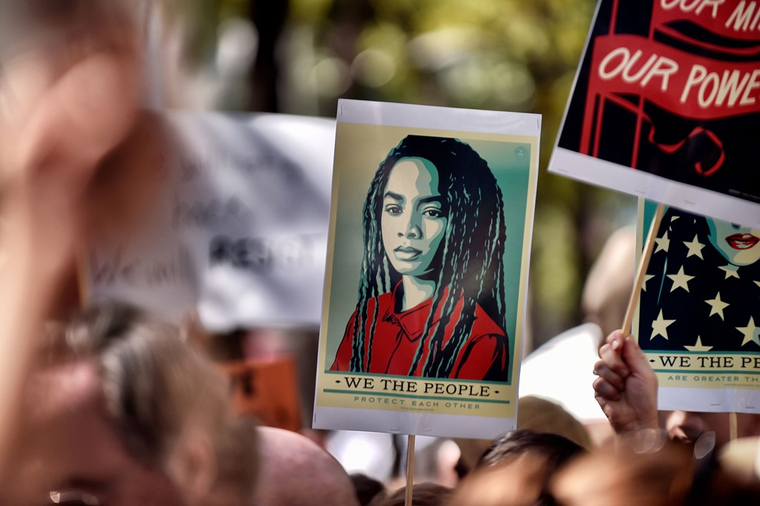 Hàng trăm nghìn người tham gia đại biểu tình phản đối Trump ảnh 7