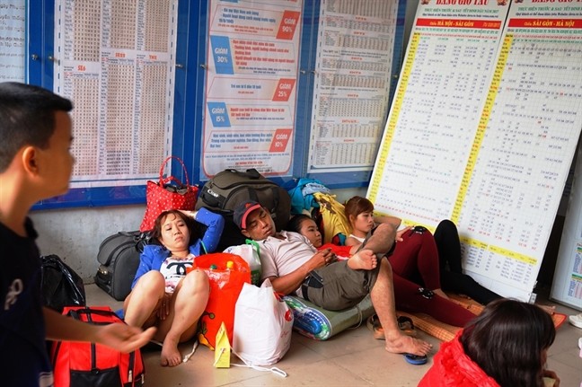 Sợ trễ tàu Tết vì kẹt xe, hàng trăm người trải chiếu nằm chờ giữa sân ga ảnh 3