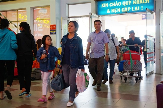 Sợ trễ tàu Tết vì kẹt xe, hàng trăm người trải chiếu nằm chờ giữa sân ga ảnh 1