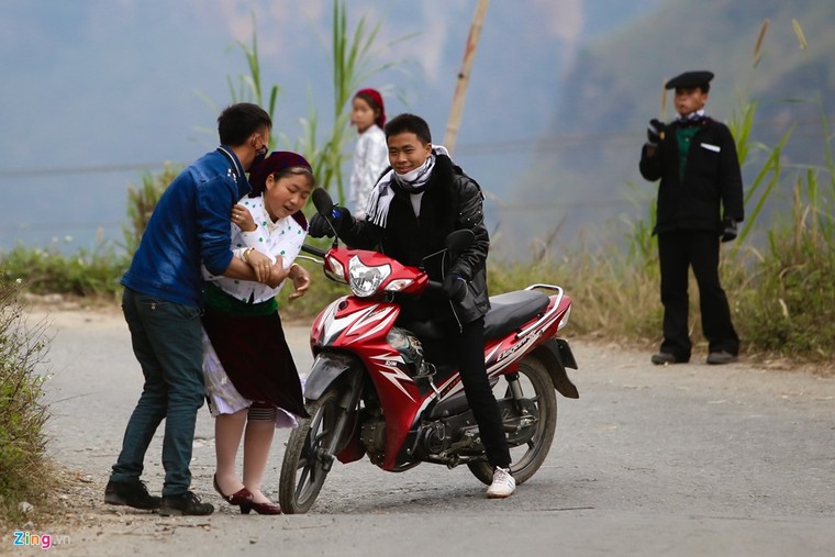 Cảnh bắt người về làm vợ giữa đường vắng ở Hà Giang ảnh 7