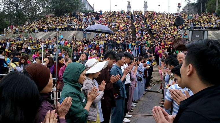 Nghìn người dự lễ phóng sinh gần 10 tấn cá xuống sông Hồng ảnh 2