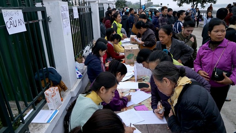 Nghìn người dự lễ phóng sinh gần 10 tấn cá xuống sông Hồng ảnh 4