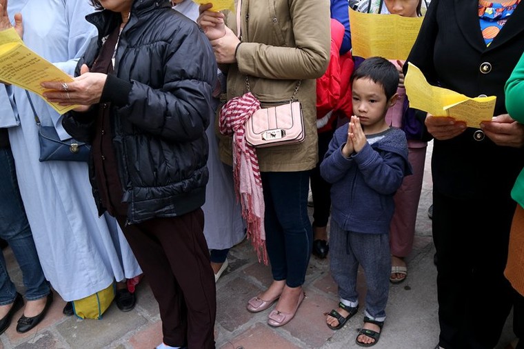 Nghìn người dự lễ phóng sinh gần 10 tấn cá xuống sông Hồng ảnh 9