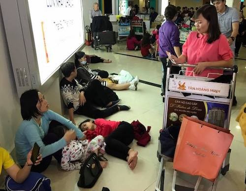 Sân bay Tân Sơn Nhất “gồng mình” đón khách trở về TP. HCM ảnh 1