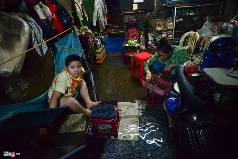 Dân Sài Gòn khốn đốn lội nước ngày triều cường đạt đỉnh ảnh 11