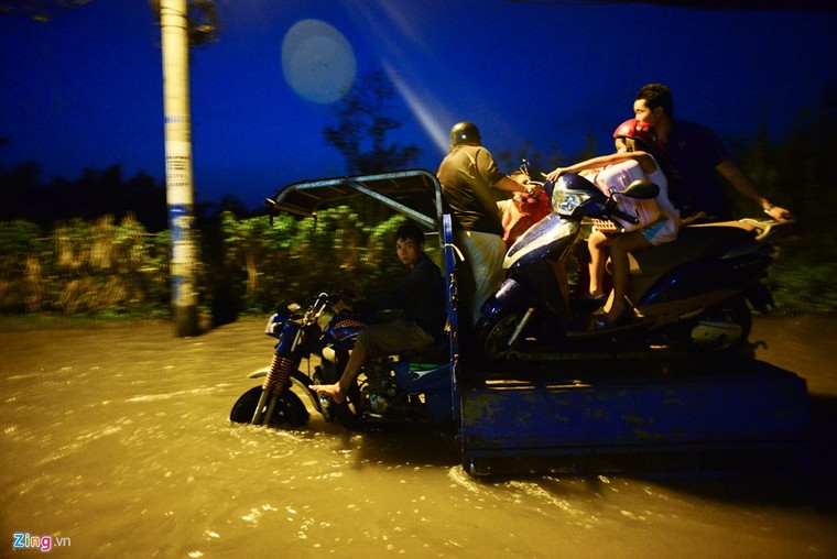 Dân Sài Gòn khốn đốn lội nước ngày triều cường đạt đỉnh ảnh 12