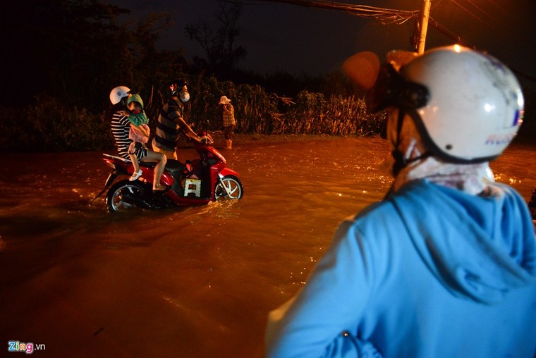 Dân Sài Gòn khốn đốn lội nước ngày triều cường đạt đỉnh ảnh 1