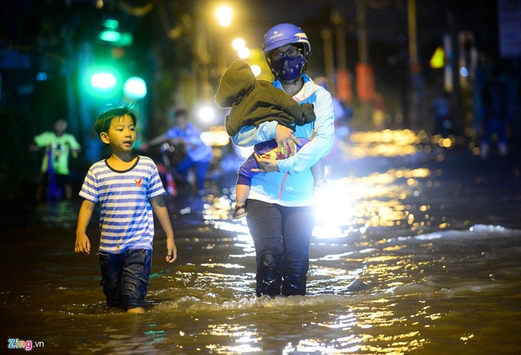 Dân Sài Gòn khốn đốn lội nước ngày triều cường đạt đỉnh ảnh 2
