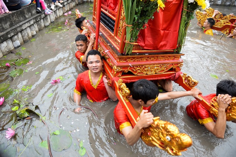 Hình ảnh độc đáo trong các lễ hội đầu Xuân ảnh 7