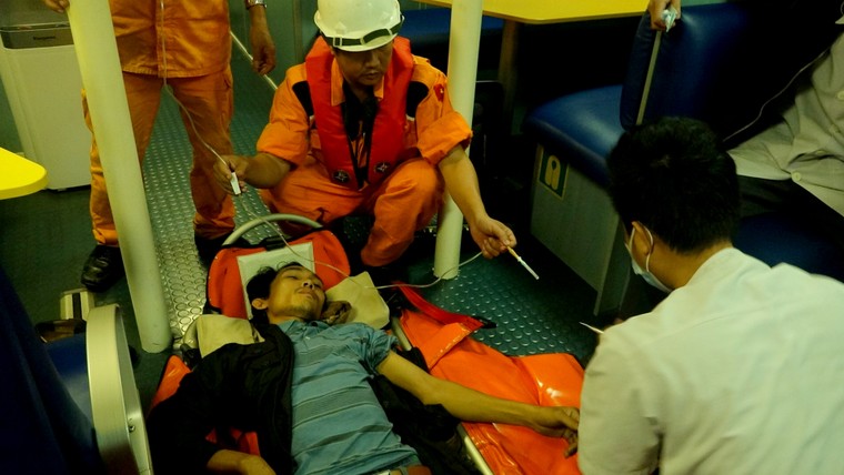 Bác sĩ của ngư dân ảnh 2