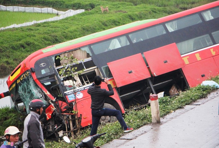 Tai nạn liên hoàn, xe khách chở 20 người văng xuống ruộng ảnh 2