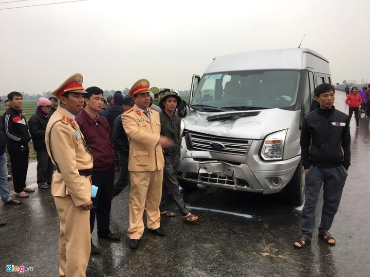 Tai nạn liên hoàn, xe khách chở 20 người văng xuống ruộng ảnh 3