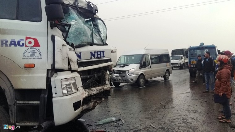 Tai nạn liên hoàn, xe khách chở 20 người văng xuống ruộng ảnh 4