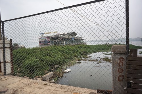 Hồ Tây hôi thối, ngập rác sau khi tháo dỡ nhà hàng nổi ảnh 9