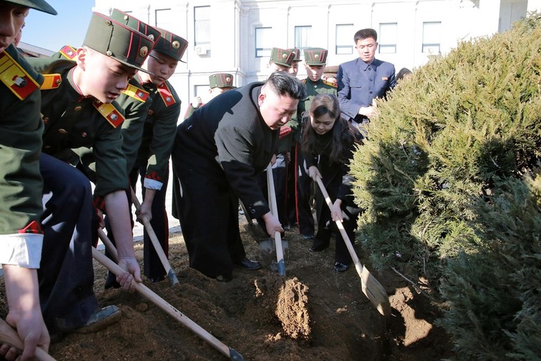 Vợ Kim Jong Un tái xuất tươi tắn bên chồng sau nhiều tháng ảnh 4