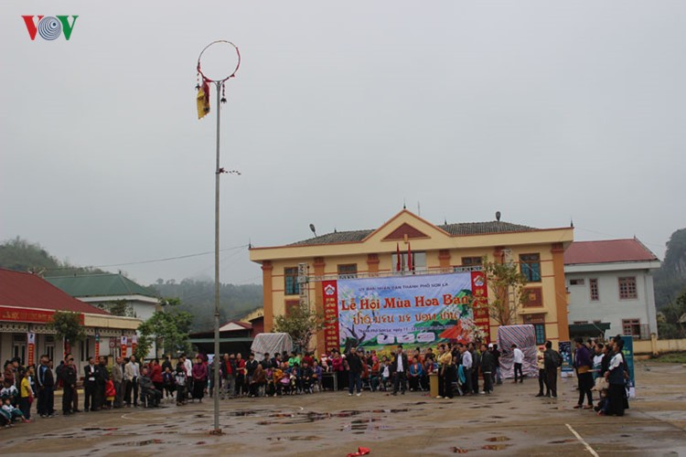 Xem thi bắt cá, thêu khăn Piêu ở Lễ hội “Mùa hoa Ban” Sơn La ảnh 1