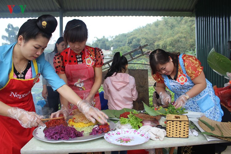 Xem thi bắt cá, thêu khăn Piêu ở Lễ hội “Mùa hoa Ban” Sơn La ảnh 9