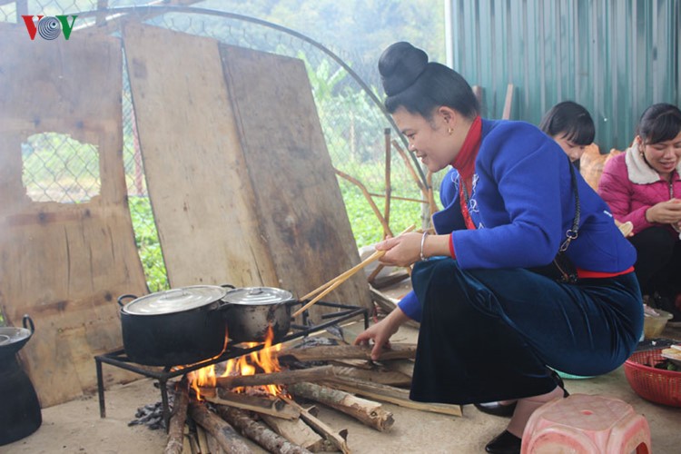 Xem thi bắt cá, thêu khăn Piêu ở Lễ hội “Mùa hoa Ban” Sơn La ảnh 10