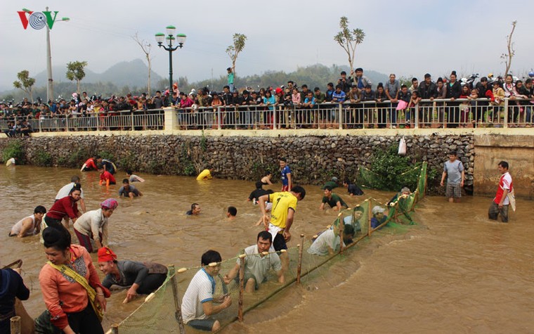 Xem thi bắt cá, thêu khăn Piêu ở Lễ hội “Mùa hoa Ban” Sơn La ảnh 11