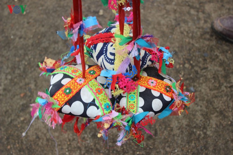 Xem thi bắt cá, thêu khăn Piêu ở Lễ hội “Mùa hoa Ban” Sơn La ảnh 2