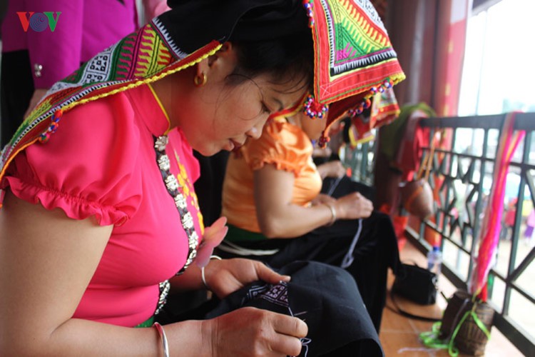 Xem thi bắt cá, thêu khăn Piêu ở Lễ hội “Mùa hoa Ban” Sơn La ảnh 7