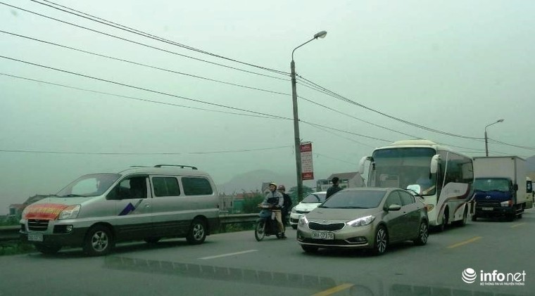 Người dân lại đưa ô tô ra... đổi tiền lẻ để chặn đường ở trạm thu phí BOT ảnh 2