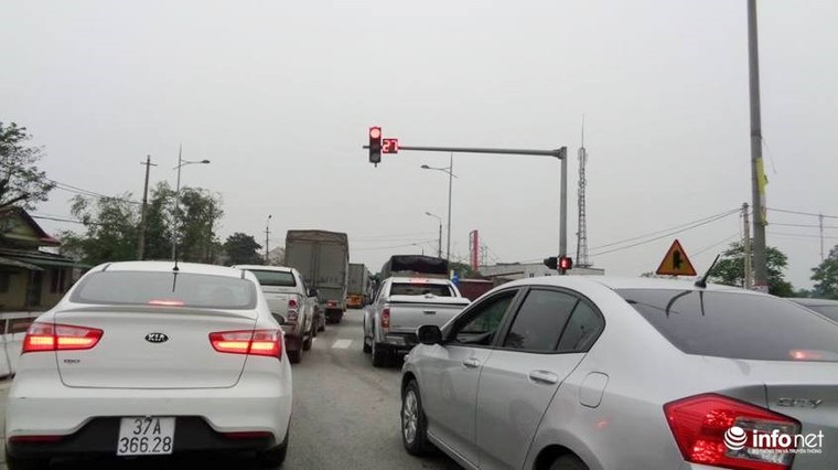 Người dân lại đưa ô tô ra... đổi tiền lẻ để chặn đường ở trạm thu phí BOT ảnh 1