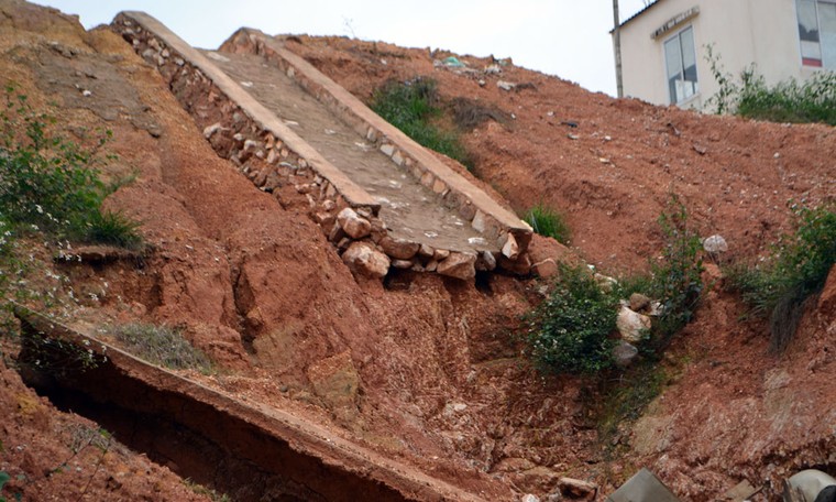 Công trình hơn 700 tỷ ở Nghệ An chưa xong đã sạt lở, nứt toác ảnh 1