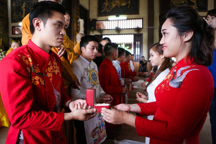 14 cặp đôi tại Hà Nội tổ chức lễ cưới tập thể nơi cửa Phật ảnh 6