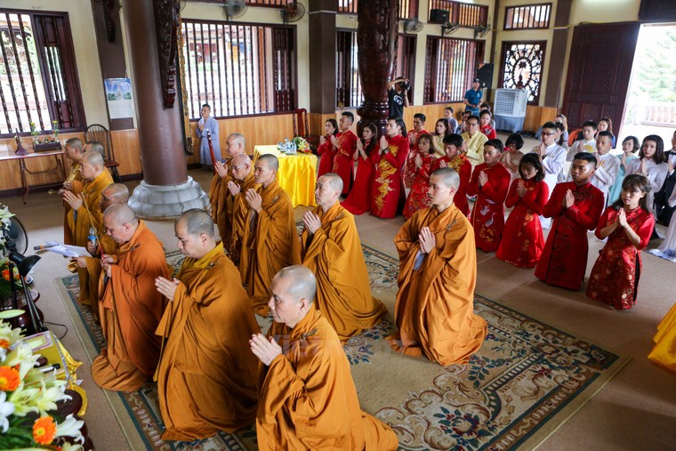 14 cặp đôi tại Hà Nội tổ chức lễ cưới tập thể nơi cửa Phật ảnh 4