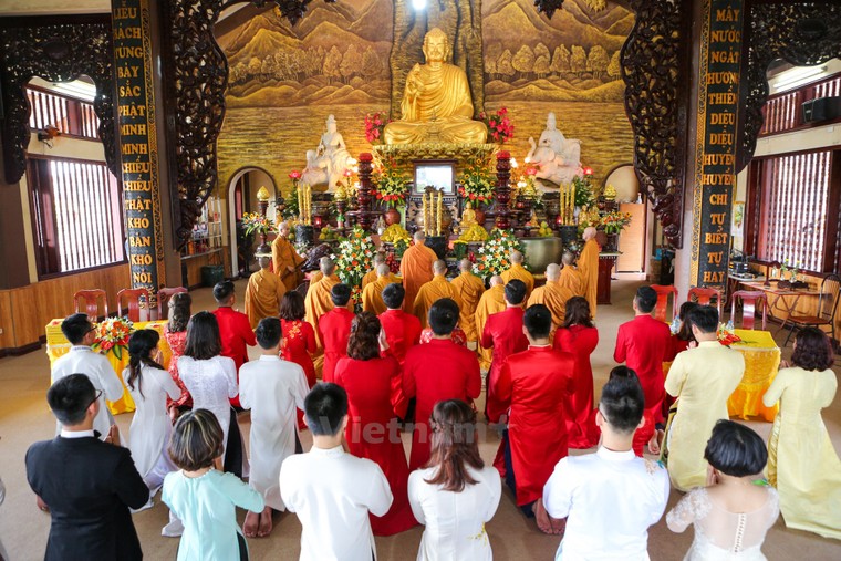 14 cặp đôi tại Hà Nội tổ chức lễ cưới tập thể nơi cửa Phật ảnh 3