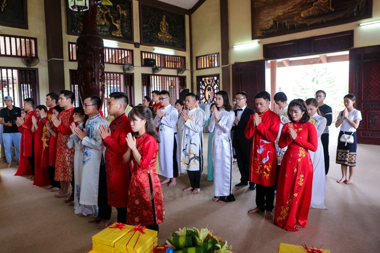 14 cặp đôi tại Hà Nội tổ chức lễ cưới tập thể nơi cửa Phật ảnh 5