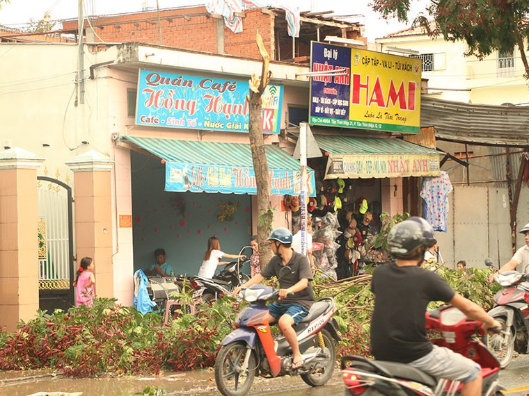 Giông lốc trong mưa, hàng chục nhà dân bị tốc mái ảnh 2