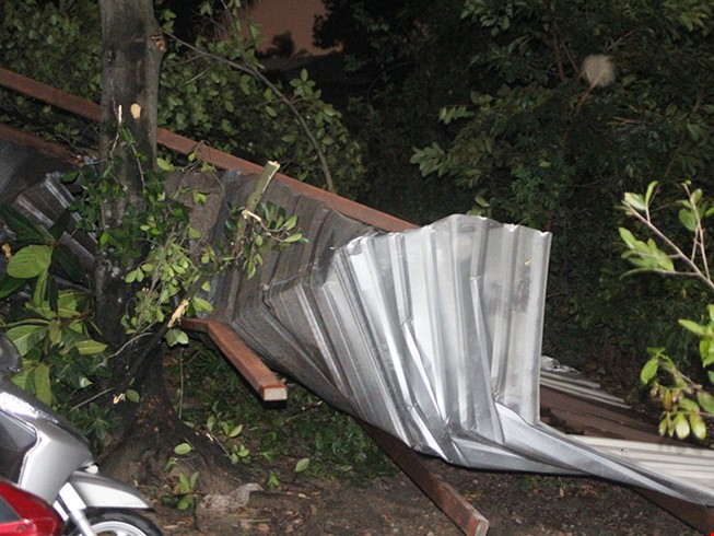Giông lốc trong mưa, hàng chục nhà dân bị tốc mái ảnh 1
