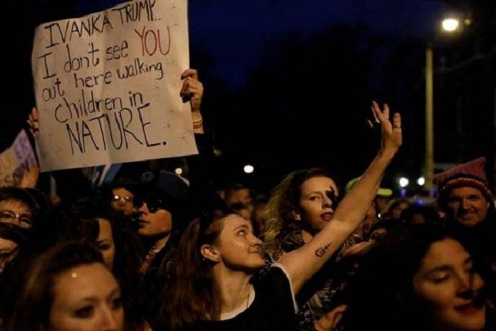 Biểu tình khắp nước Mỹ đúng 100 ngày Trump làm tổng thống ảnh 6