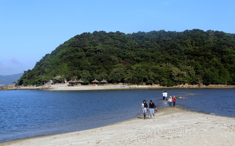 Ba con đường cho khách đi bộ giữa biển ở Việt Nam ảnh 2