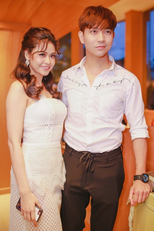 Mặc tin đồn ly hôn, Tim vẫn chăm sóc Trương Quỳnh Anh quá ân cần ảnh 1